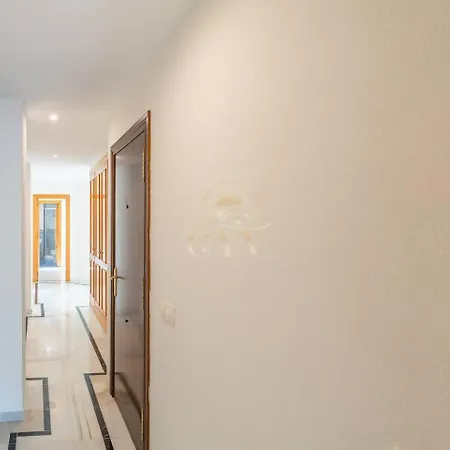 Cyv -centrally Located 1 Bed 1 Bath Near The *